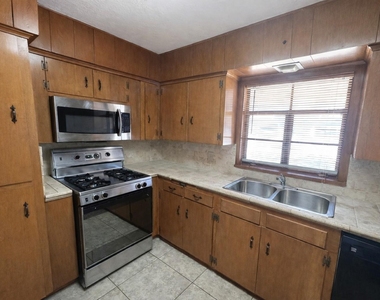 903 Lamonte Lane - Photo Thumbnail 6