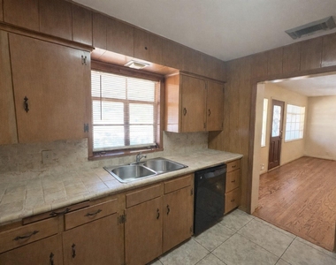 903 Lamonte Lane - Photo Thumbnail 7