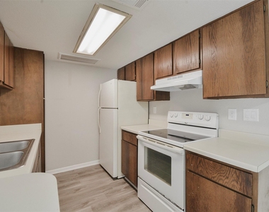 12905 Woodforest Boulevard - Photo Thumbnail 5