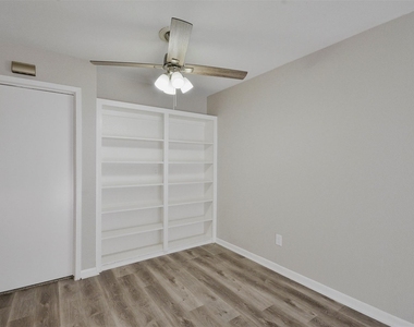 12905 Woodforest Boulevard - Photo Thumbnail 6