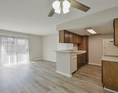 12905 Woodforest Boulevard - Photo Thumbnail 3