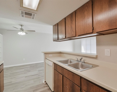 12905 Woodforest Boulevard - Photo Thumbnail 7