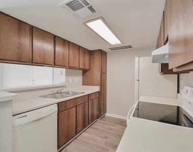 12905 Woodforest Boulevard - Photo Thumbnail 4