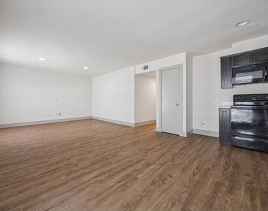 4300 Rosslyn Road - Photo Thumbnail 2