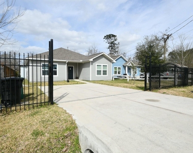 5817 Gaston Street - Photo Thumbnail 3