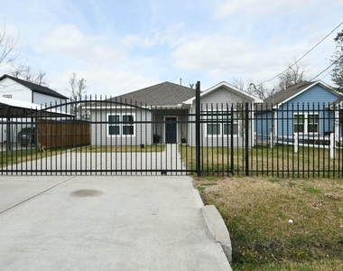 5817 Gaston Street - Photo Thumbnail 6