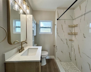 706 E Flora Street - Photo Thumbnail 7