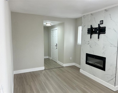 706 E Flora Street - Photo Thumbnail 5