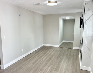 706 E Flora Street - Photo Thumbnail 6