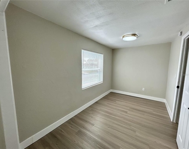 706 E Flora Street - Photo Thumbnail 9