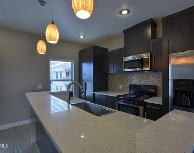 410 Thorn Avenue - Photo Thumbnail 6