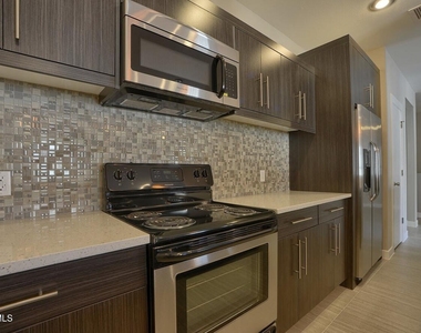410 Thorn Avenue - Photo Thumbnail 4