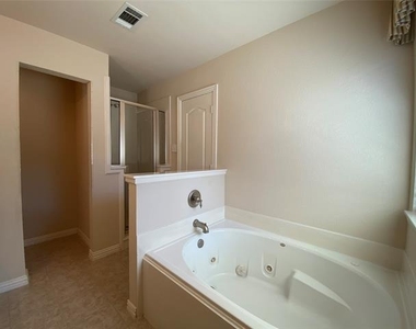 1835 Woodchase Drive - Photo Thumbnail 7