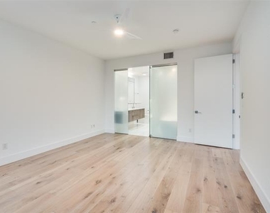 3130 N Harwood Street - Photo Thumbnail 7