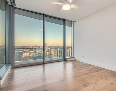 3130 N Harwood Street - Photo Thumbnail 6
