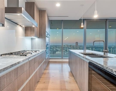 3130 N Harwood Street - Photo Thumbnail 2