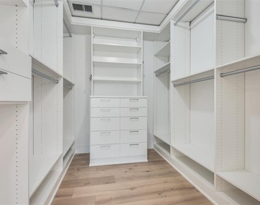 3130 N Harwood Street - Photo Thumbnail 8