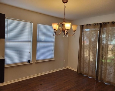 6925 Planters Row Drive - Photo Thumbnail 8