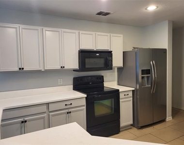6925 Planters Row Drive - Photo Thumbnail 5