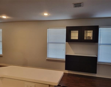 6925 Planters Row Drive - Photo Thumbnail 7