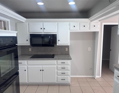 12216 Sylvester Drive - Photo Thumbnail 5