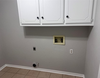 12216 Sylvester Drive - Photo Thumbnail 6