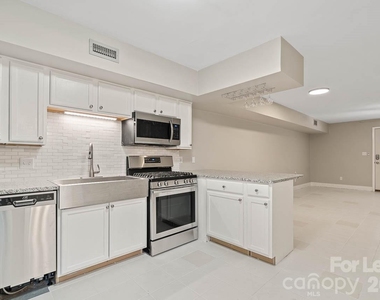 604 E Iredell Avenue - Photo Thumbnail 10