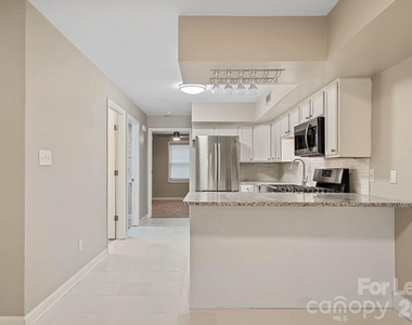 604 E Iredell Avenue - Photo Thumbnail 9