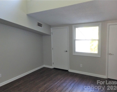 604 E Iredell Avenue - Photo Thumbnail 2