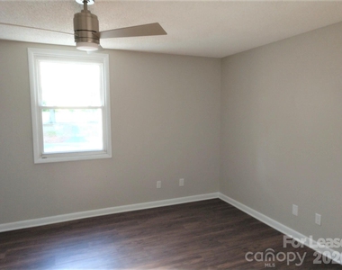 604 E Iredell Avenue - Photo Thumbnail 5