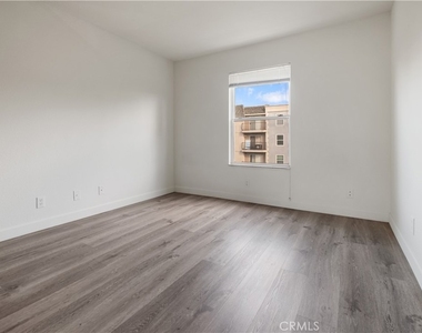 1246 W 30th Street - Photo Thumbnail 10