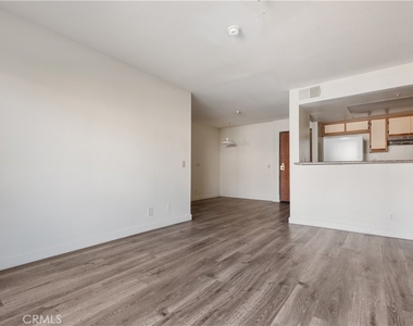 1246 W 30th Street - Photo Thumbnail 4