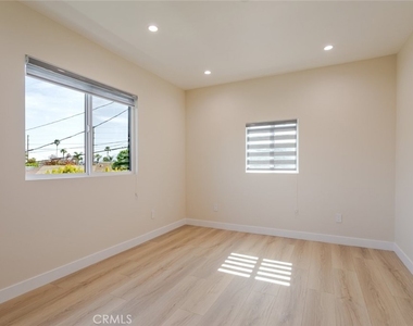 11112 1/2 Emelita Street - Photo Thumbnail 9