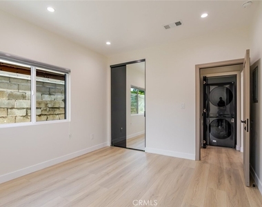 11120 Emelita Street - Photo Thumbnail 12