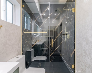11120 Emelita Street - Photo Thumbnail 15
