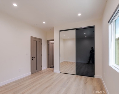 11120 Emelita Street - Photo Thumbnail 9