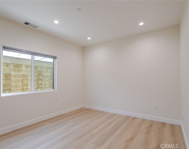 11120 Emelita Street - Photo Thumbnail 8