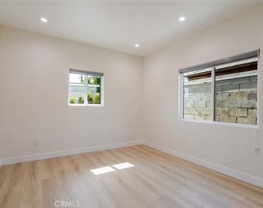 11120 Emelita Street - Photo Thumbnail 11