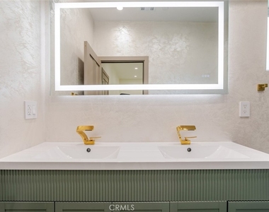 11120 Emelita Street - Photo Thumbnail 14