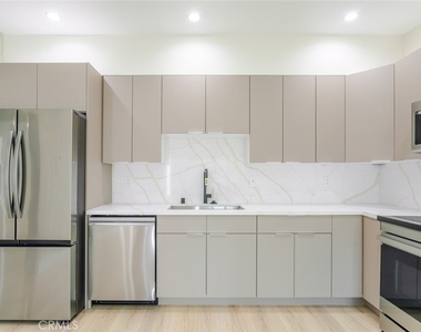 11120 Emelita Street - Photo Thumbnail 7