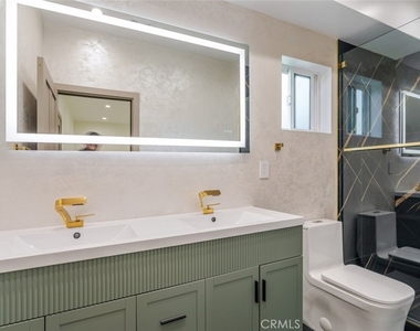 11120 Emelita Street - Photo Thumbnail 13