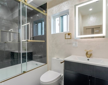 11120 Emelita Street - Photo Thumbnail 16