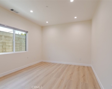 11120 Emelita Street - Photo Thumbnail 10