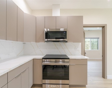 11120 Emelita Street - Photo Thumbnail 5