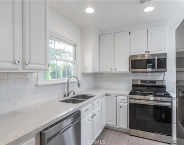 8129 Darby Avenue - Photo Thumbnail 10
