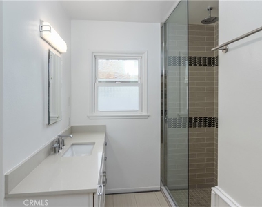 8129 Darby Avenue - Photo Thumbnail 15