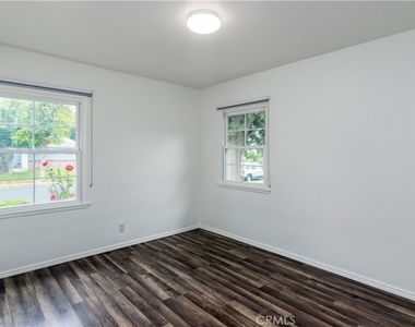 8129 Darby Avenue - Photo Thumbnail 17