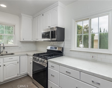 8129 Darby Avenue - Photo Thumbnail 12