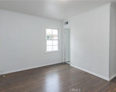 8129 Darby Avenue - Photo Thumbnail 9