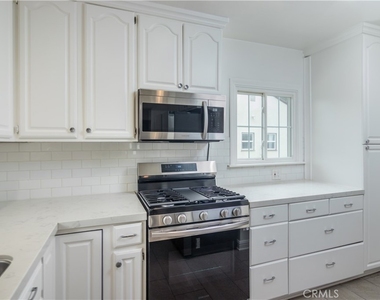 8129 Darby Avenue - Photo Thumbnail 11